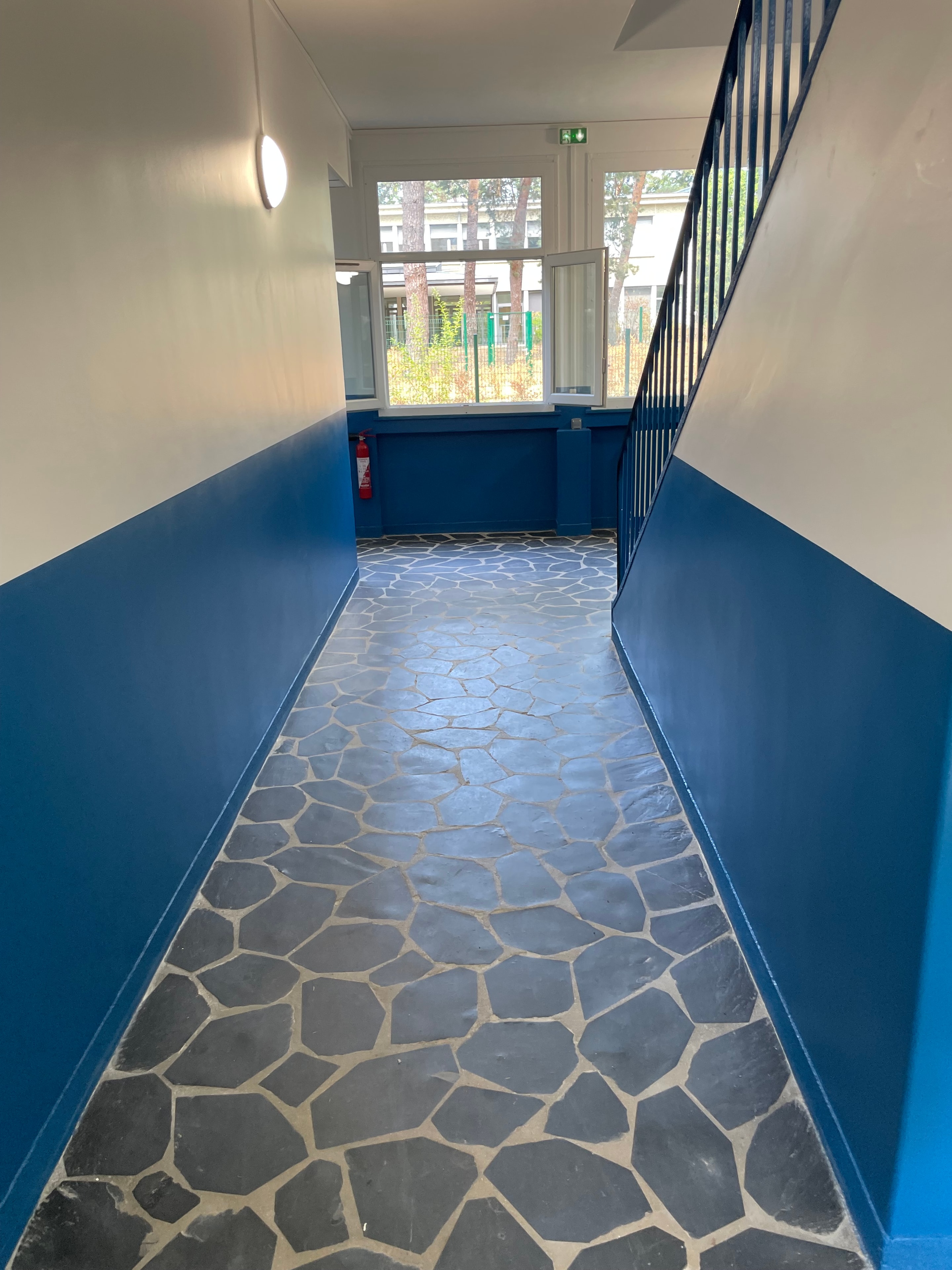 Ratissage et peinture — Bâtiment public — photo 1